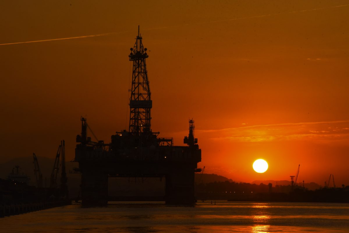 Plataforma de petróleo da Petrobrás no por do sol da Baía de Guanabara: empresa promete investir mais em energias renováveis. Foto Fábio Teixeira/Anadolu Agency/AFP