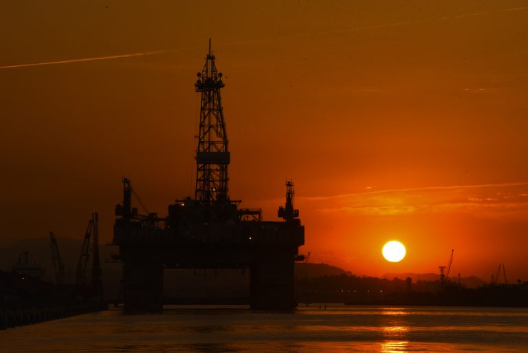 Plataforma de petróleo da Petrobrás no por do sol da Baía de Guanabara: empresa promete investir mais em energias renováveis. Foto Fábio Teixeira/Anadolu Agency/AFP