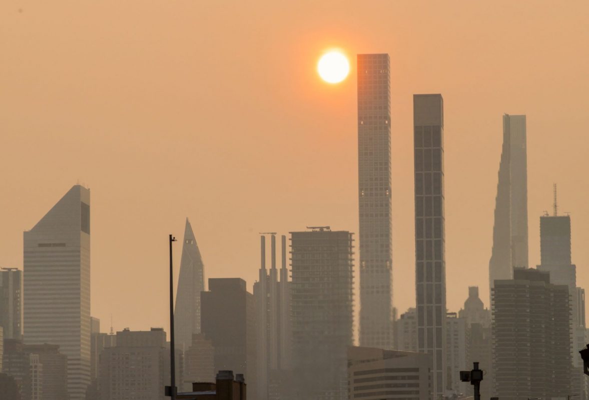 Fumaça dos incêndios florestais no Canadá cobre a cidade de Nova York: recordes de calor com a chegada do El Niño em todo o Hemisfério Norte (Foto: Selcuk Acar / Anadolu Agency / AFP - 30/06/2023)