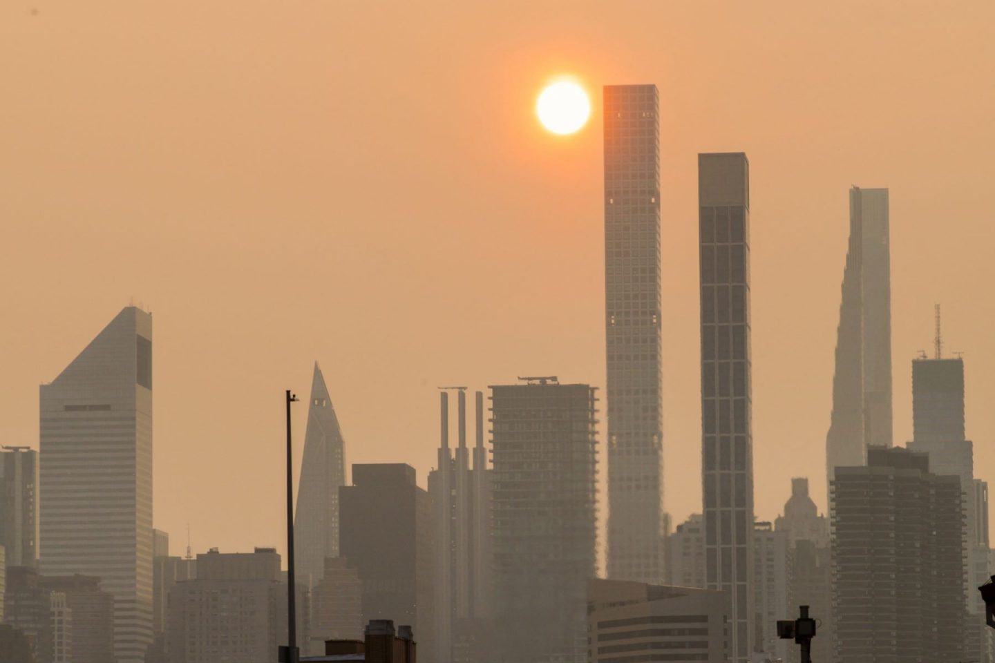 Fumaça dos incêndios florestais no Canadá cobre a cidade de Nova York: recordes de calor com a chegada do El Niño em todo o Hemisfério Norte (Foto: Selcuk Acar / Anadolu Agency / AFP - 30/06/2023)
