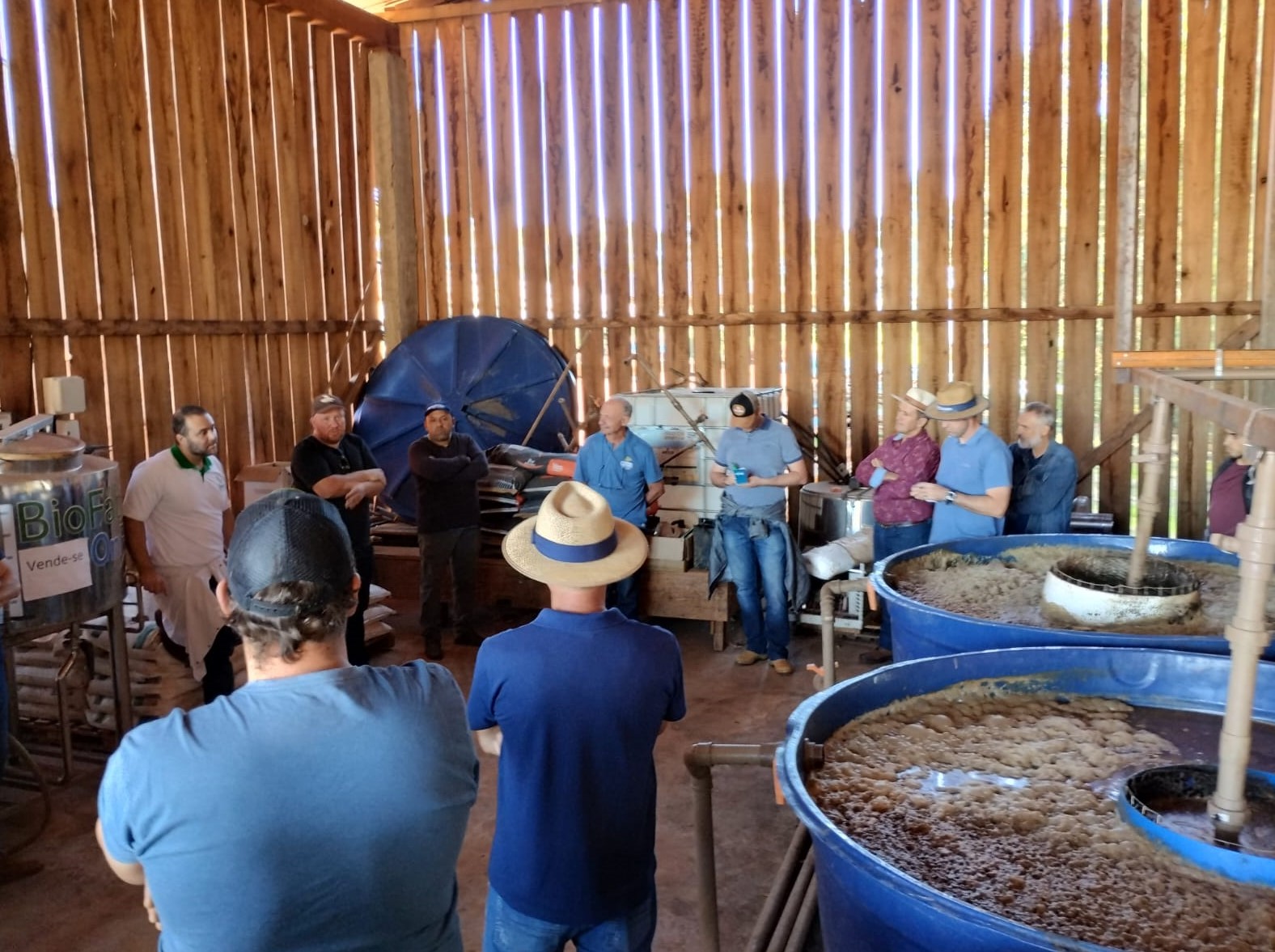 Produtores rurais visitam galpão onde é produzido chá de composto: alternativa aos fungicidas (Foto: Arquivo Pessoal)