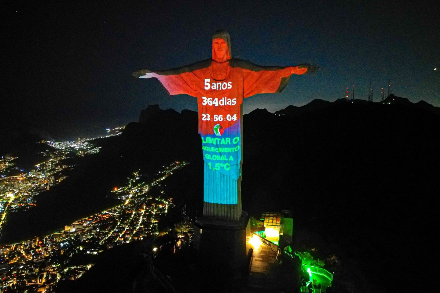 Relógio do Clima projetado no Cristo Redentor: menos de seis anos para redução drástica das emissões de gases de efeito estufa (Foto: Tatiele Azeredo / Instituto Talanoa)
