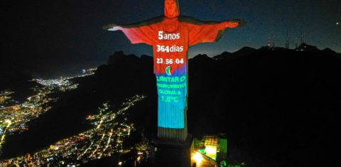 Relógio do Clima projetado no Cristo Redentor: menos de seis anos para redução drástica das emissões de gases de efeito estufa (Foto: Tatiele Azeredo / Instituto Talanoa)