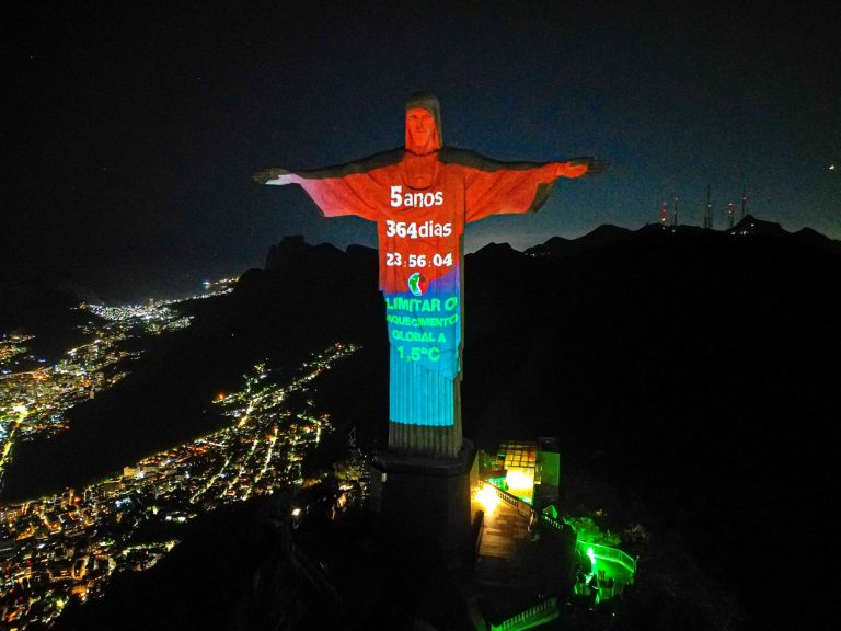Relógio do Clima projetado no Cristo Redentor: menos de seis anos para redução drástica das emissões de gases de efeito estufa (Foto: Tatiele Azeredo / Instituto Talanoa)