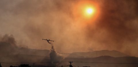Avião combate incêndio florestal na Ilha de Rhodes, na Grécia, onde calor está acima de 40: julho será o mês mais quente da história, alerta a ONU (Foto: Spyros BAKALIS / AFP - 25/07/2023)