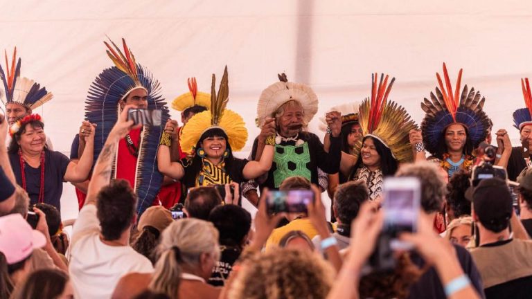 O cacique Raoni, entre a deputada Célia Xakriabá e a ministra Sônia Guajajata, no encontro de lideranças indígenas: cobrança de posição do Governo Lula contra o marco temporal (Foto: Kamikia Kisêdjê / Amazônia Real)