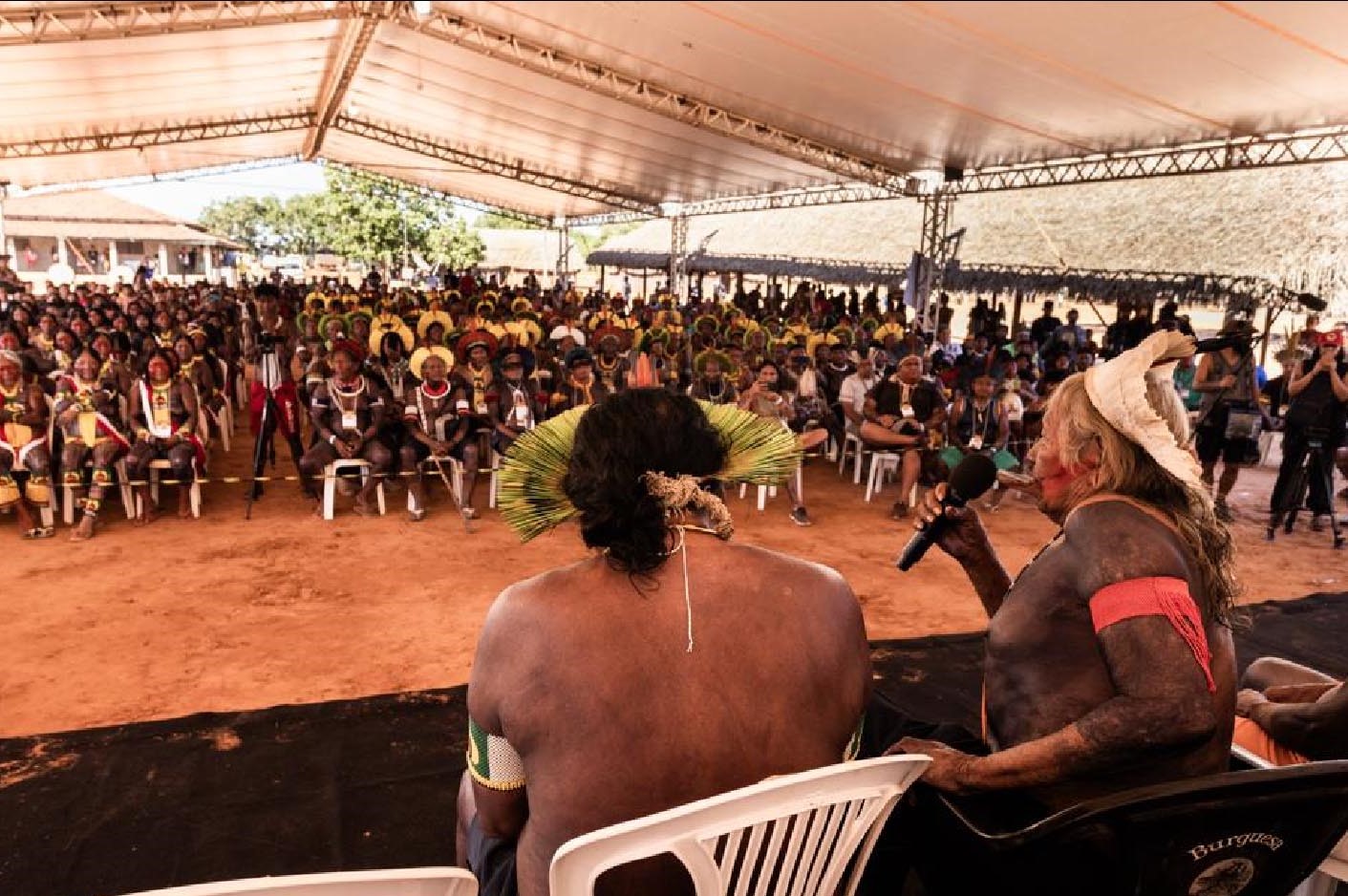 Raoni discursa no primeiro dia do encontro de lideranças na Aldeia Piaraçu, território Kayapó, no Mato Grosso: preocupação com territórios indígenas e garantira de direitos (Foto: Kamikia Kisêdjê / Amazônia Real - 24/07/2023)