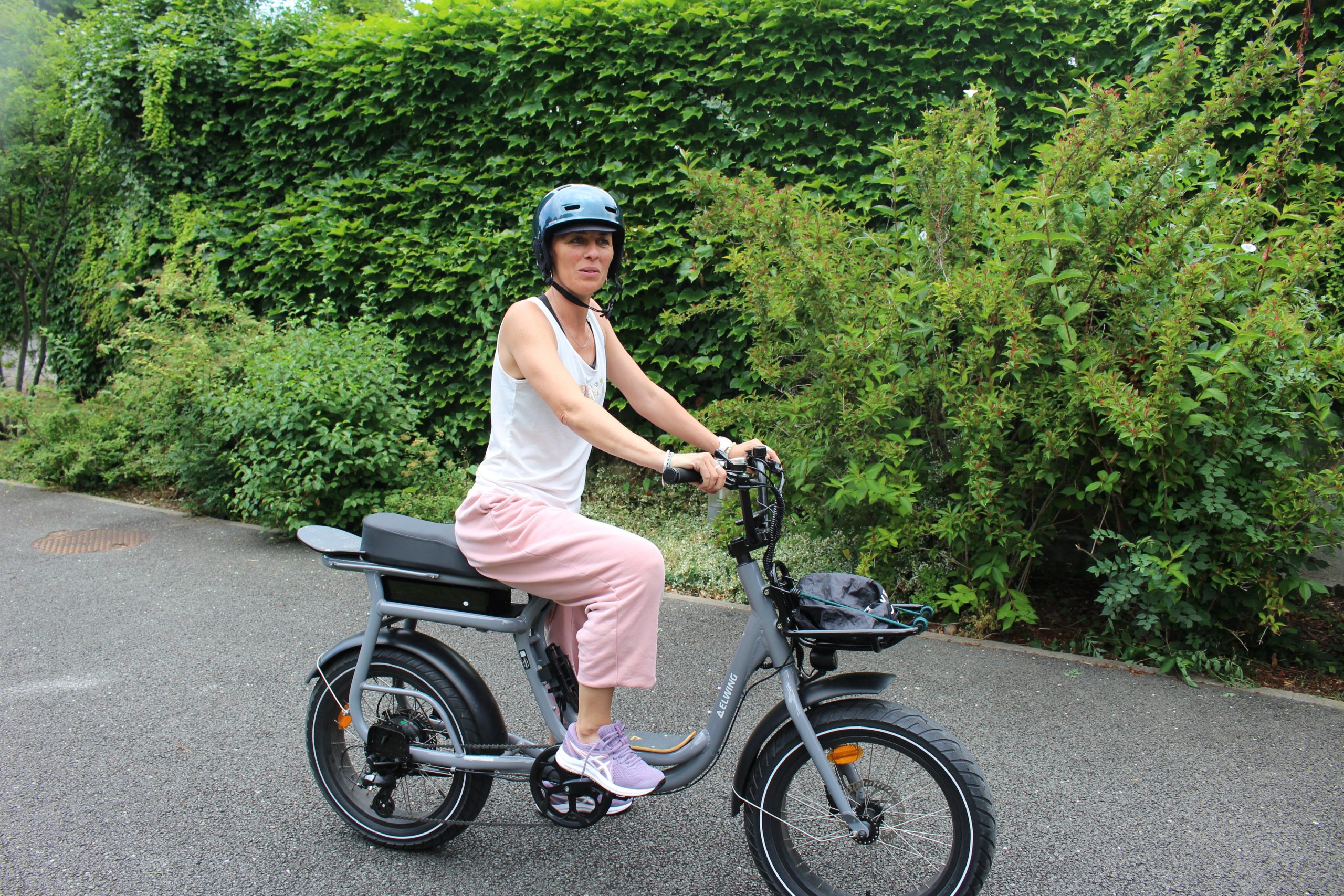 A professora de ginástica Myriam Bée abandou o carro e agora faz 6km por dia de bicicleta para ir ao trabalho. Bicicleta que foi comprada com a ajuda do governo local. Foto Clarice Spitz