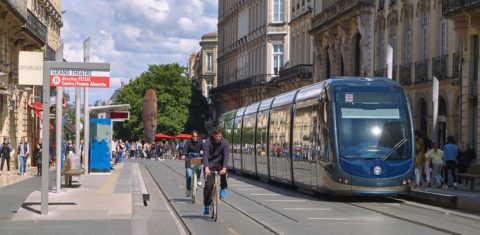 Ciclistas passeiam ao lado do VLT na Estação Grande Teatro, em Bordeaux, a cidade mais sustentável da França. Foto Philippe Blanchot, HemisFr via AFP