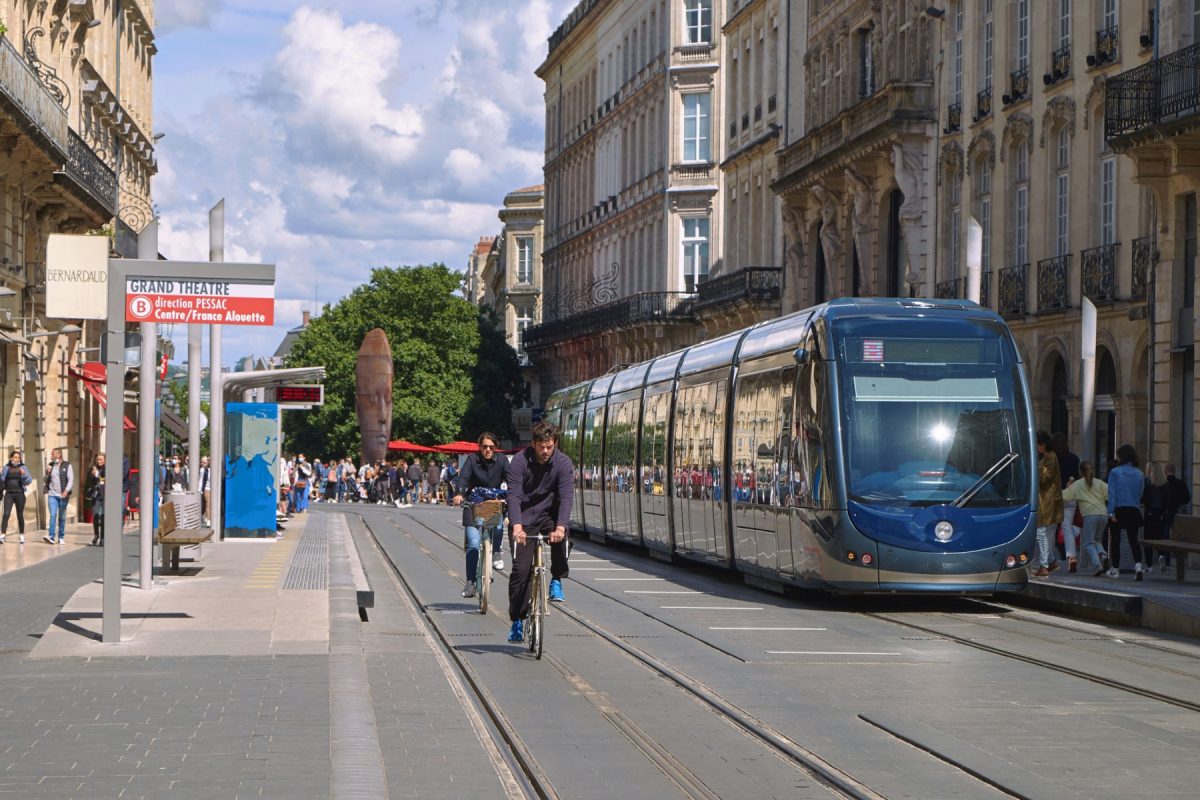 Ciclistas passeiam ao lado do VLT na Estação Grande Teatro, em Bordeaux, a cidade mais sustentável da França. Foto Philippe Blanchot, HemisFr via AFP