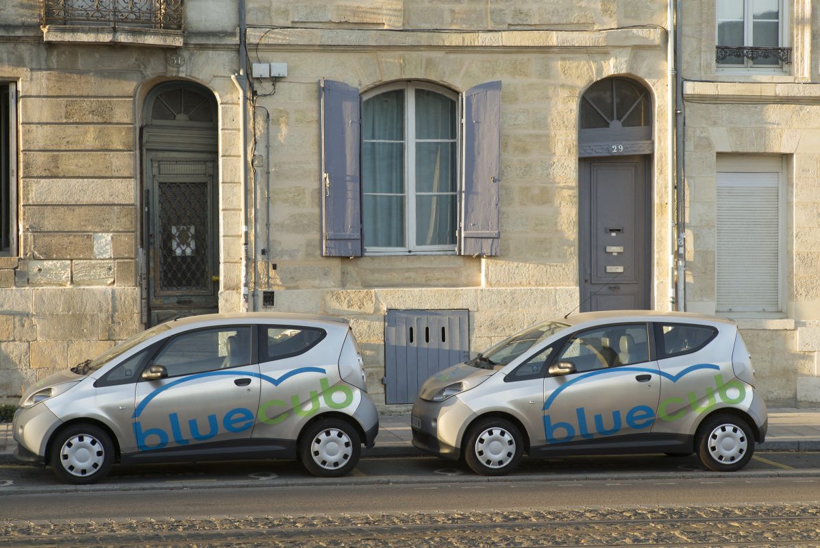 Carros elétricos são abastecidos nas ruas de Bordeaux: 89% das ruas da cidade tiveram a velocidade máxima reduzida para 30km/h. Foto Photononstop via AFP