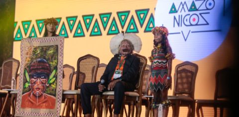 O cacique Raoni na abertura dos Diálogos Amazônicos, marcada pelos protestos dos indígenas: "i branco chegou, foi inimigo e, até hoje, é inimigo nosso" (Foto: Marco Santos / Agência Pará)