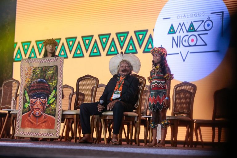 O cacique Raoni na abertura dos Diálogos Amazônicos, marcada pelos protestos dos indígenas: "i branco chegou, foi inimigo e, até hoje, é inimigo nosso" (Foto: Marco Santos / Agência Pará)