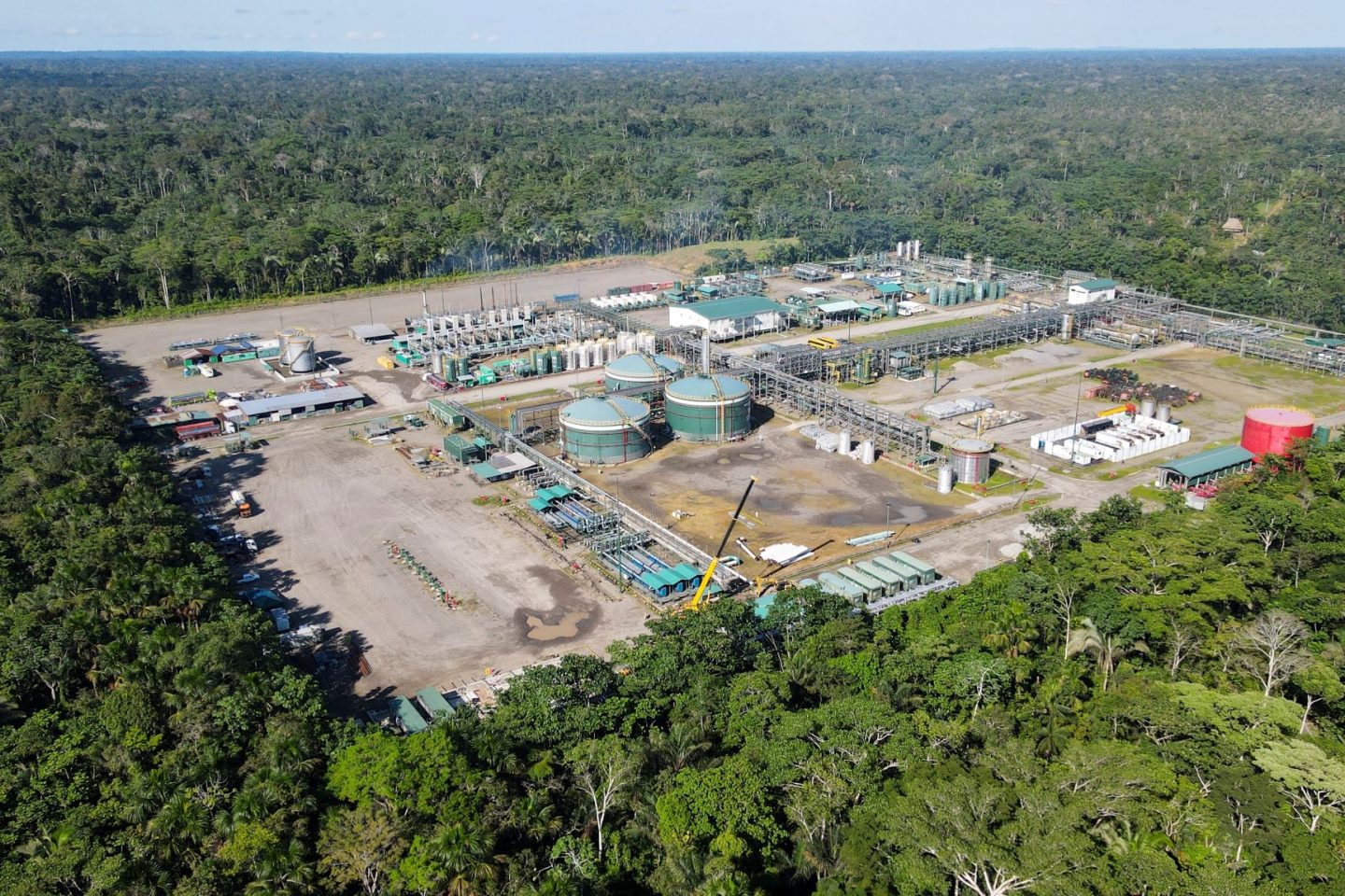 Plataforma de petróleo no Parque Nacional Yasuní, no Equador: desativação até 2024. Foto Agencia de Noticias Andes. Foto Rodrigo Buendia/AFP