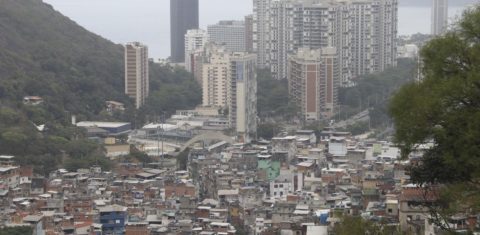 A favela da Rocinha e os prédios de luxo de São Conrado, no Rio: retrato da desigualdade aprofundada pelo gap salarial ((Vladimir Platonow / Agência Brasil)