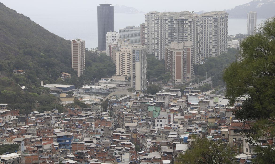 A favela da Rocinha e os prédios de luxo de São Conrado, no Rio: retrato da desigualdade aprofundada pelo gap salarial ((Vladimir Platonow / Agência Brasil)