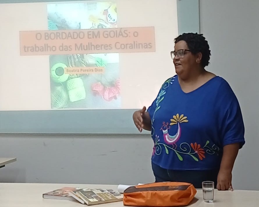 Beatriz em apresentação sobre Mulheres Coralinas no seu curso universitário Licenciatura em Artes Visuais: inspiração na filha e no projeto (Foto: Arquivo Pessoal)