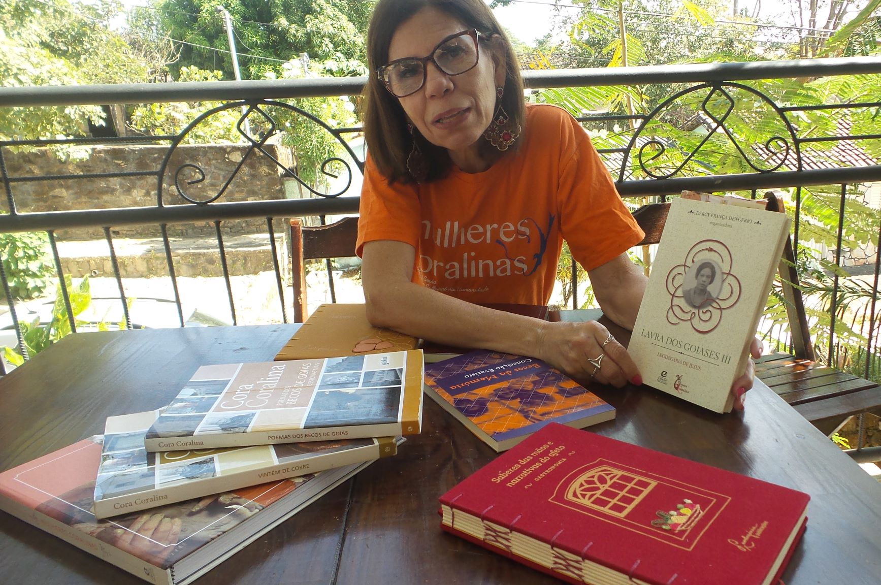 Dinaira Francisco com livros de poesia na sede das Mulheres Coralinas: literatura como inspiração para projeto de empreendedorismo (Foto: Elizabeth Oliveira)