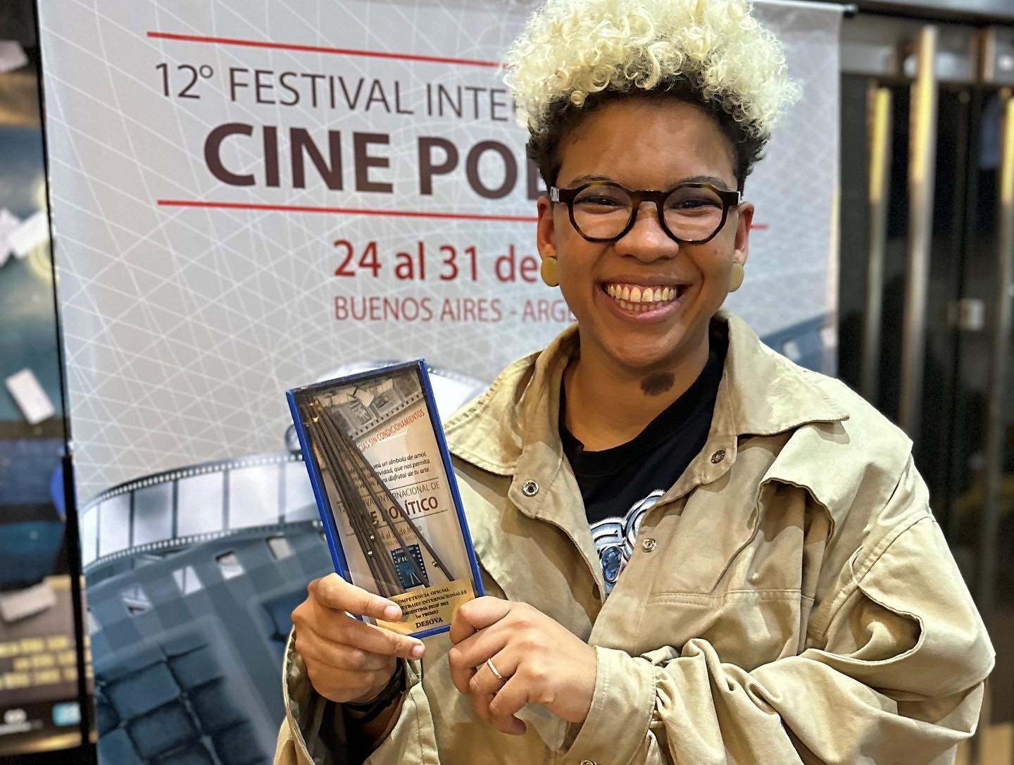 Laís Dantas, diretora de Desova, com seu prêmio no Festival do Filme Político: "o curta busca gerar reflexão e debate sobre a violência institucional" (Foto: Divulgação)
