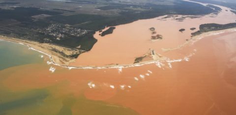 Lama do desastre de Mariana chega ao Oceano Atlântico: destruição das regras de licenciamento ambiental vão favoreces desastres como o rompimento da barragem de rejeitos de minério do Fundão, em Minas (Foto: Fred Loureiro / Governo do ES)