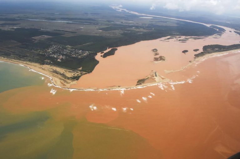 Lama do desastre de Mariana chega ao Oceano Atlântico: destruição das regras de licenciamento ambiental vão favoreces desastres como o rompimento da barragem de rejeitos de minério do Fundão, em Minas (Foto: Fred Loureiro / Governo do ES)