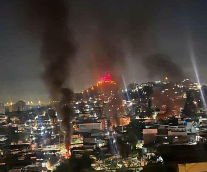 O Complexo da Penha, no Rio, em chamas durante a operação policial: dez mortos. Reprodução/Instagram