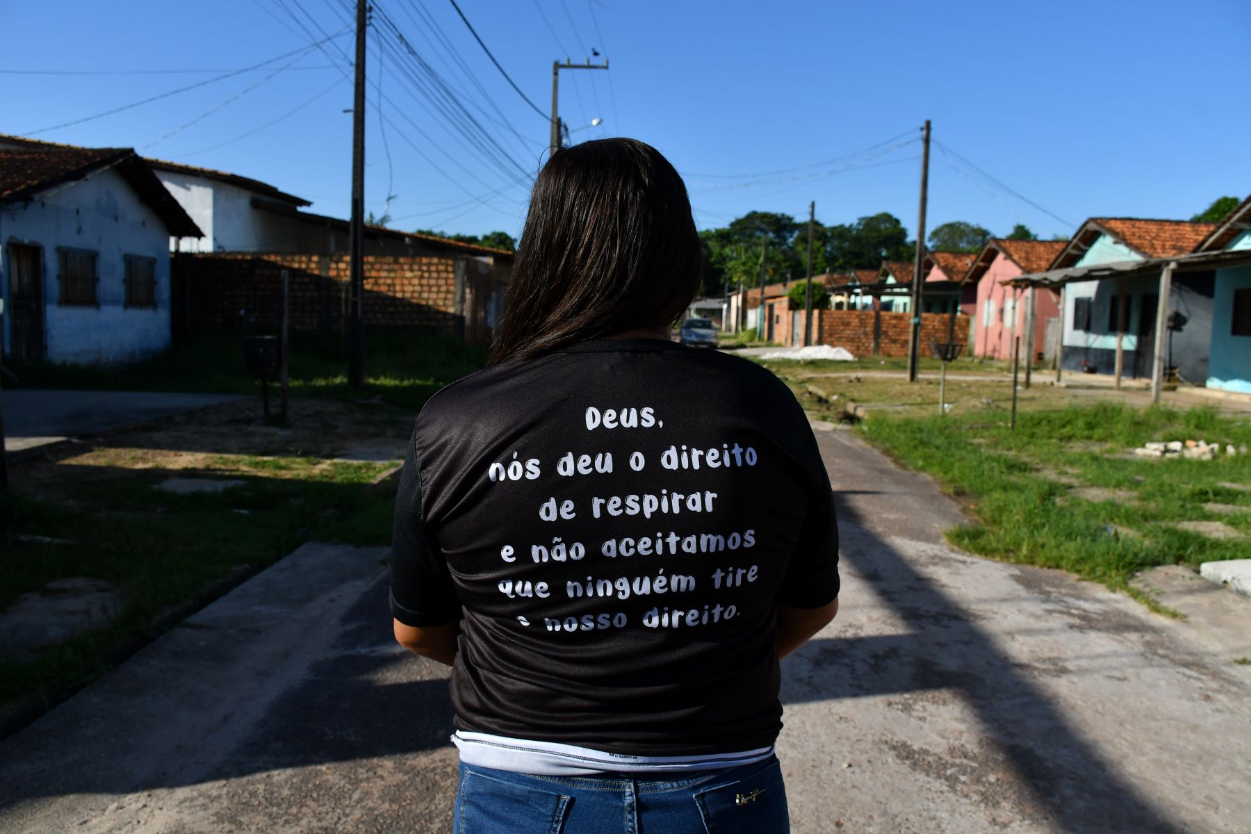 Jacimar com a camiseta do grupo Donas de Casa à Luta: pelo fim do aterro e pelo direito de respirar" (Foto: João Paulo Guimarães)