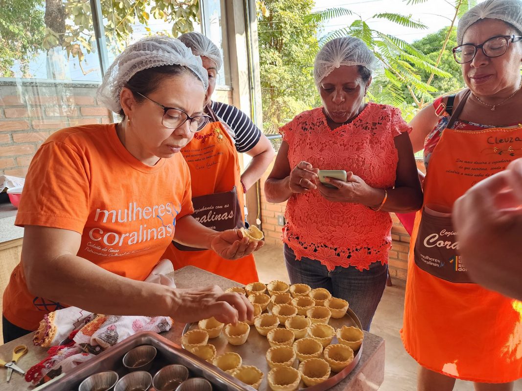 Capacitação em Gastronomia na Associação Mulheres Coralinas: projeto inspirado na obra e na trajetória da poetisa Cora Coralina estimula empreendedorismo feminino no Cerrado (Foto: Mulheres Coralinas / Facebook)