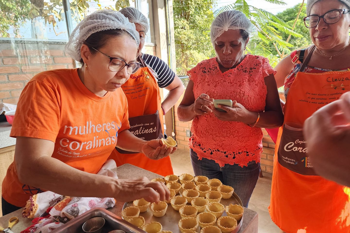 Capacitação em Gastronomia na Associação Mulheres Coralinas: projeto inspirado na obra e na trajetória da poetisa Cora Coralina estimula empreendedorismo feminino no Cerrado (Foto: Mulheres Coralinas / Facebook)