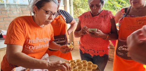 Capacitação em Gastronomia na Associação Mulheres Coralinas: projeto inspirado na obra e na trajetória da poetisa Cora Coralina estimula empreendedorismo feminino no Cerrado (Foto: Mulheres Coralinas / Facebook)