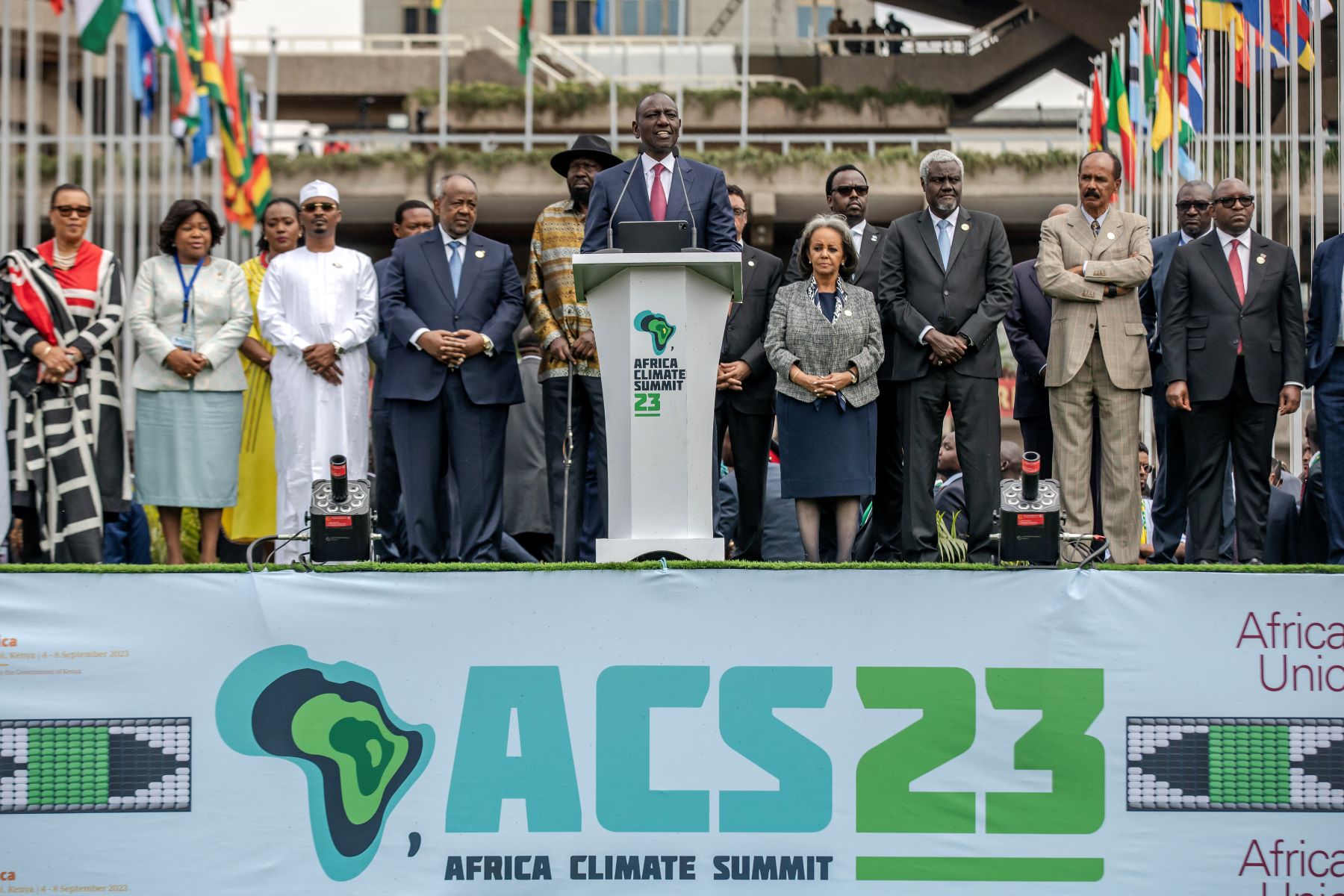 Cercado por outros chefes de estado, o presidente do Quênia, William Ruto, discursa sobre a Declaração de Nairóbi, no encerramento da Cúpula do Clima da África: posição conjunta para a COP28 com foco no financiamento climático (Foto: Luis Tato / AFP)