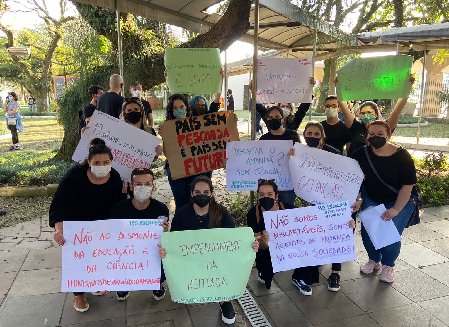 Protesto de estudantes após anúncio de encerramento de 12 programas de pós-graduação: Unisinos culpa crise econômica e perda de financiamento público (Foto: Vanessa Ruffatto)