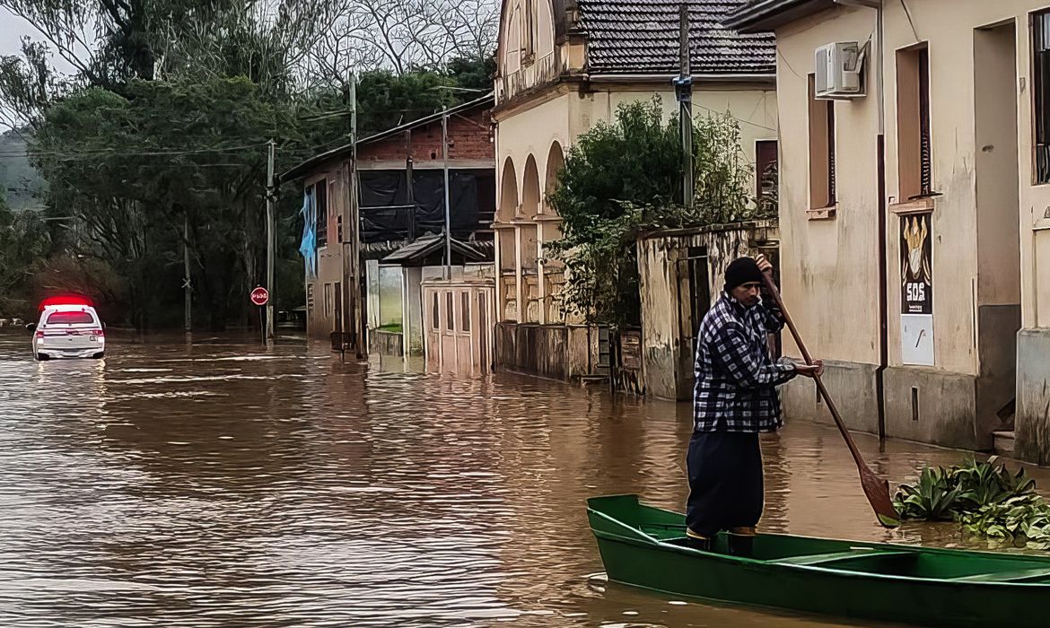 Inundação no Vale do Taquari: crise climática somada a fenômeno El Niño, desmatamento às margens do rio e urbanização descontrolada (Foto: Defesa Civil-RS /Agência Brasil)
