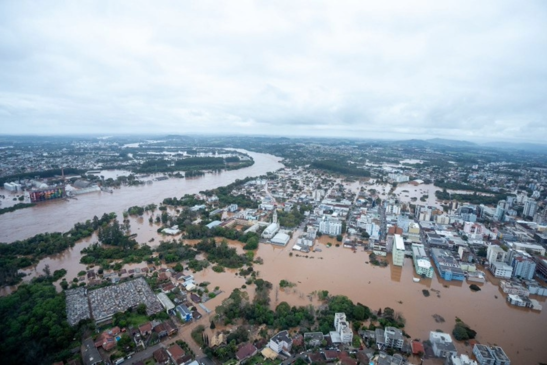 Municípios de Estrela e Lageado inundados pelo Rio Taquari: destruição de matas ciliares e avanço urbano desordenado agravaram desastre climático (Foto: Maurício Tonetto / GOV-RS)