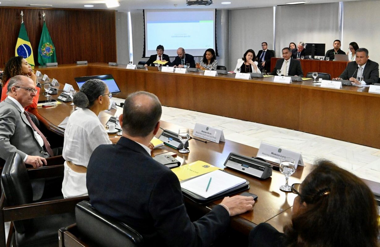 Ao lado do vice-presidente Geraldo Alckmin, a ministra Marina Silva discursa na Conferência Interministerial de Mudança do Clima: correção da meta climática brasileira será anunciada por Lula na ONU (Foto: Cadu Gomes/VPR)