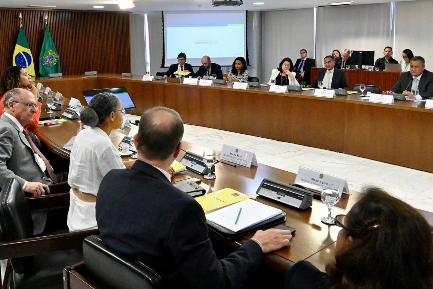 Ao lado do vice-presidente Geraldo Alckmin, a ministra Marina Silva discursa na Conferência Interministerial de Mudança do Clima: correção da meta climática brasileira será anunciada por Lula na ONU (Foto: Cadu Gomes/VPR)