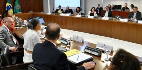 Ao lado do vice-presidente Geraldo Alckmin, a ministra Marina Silva discursa na Conferência Interministerial de Mudança do Clima: correção da meta climática brasileira será anunciada por Lula na ONU (Foto: Cadu Gomes/VPR)