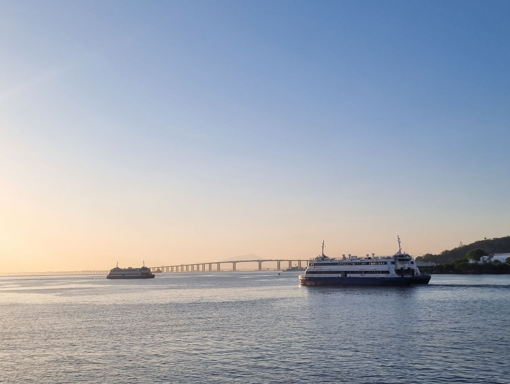Barcas cruzam a Baía de Guanabara: transporte de decadência levava 200 mil passageiros por dia há 60 anos e hoje carrega em média 35 mil (Foto: Oscar Valporto)
