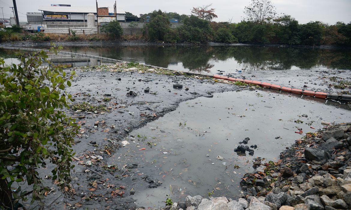 O Rio Meriti, na Baixada Fluminense, assoreado e cheio de lixo: Região Metropolitana teve redução de 32% da superfície de água de 1985 a 2022 (Tomaz Silva/Agência Brasil)
