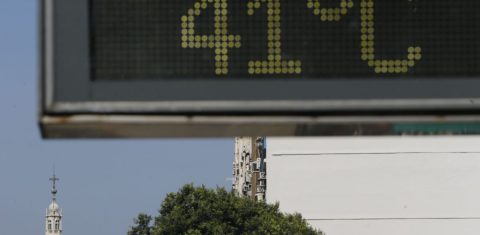 Termômetro ao sol marca 41 graus no Rio de Janeiro: Inmet alerta que onda de calor, com temperatura cinco graus acima da média para o período, atinge nove estados brasileiros (Foto: Fernando Frazâo/ Agência Brasil - arquivo)