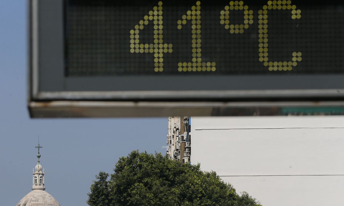 Termômetro ao sol marca 41 graus no Rio de Janeiro: Inmet alerta que onda de calor, com temperatura cinco graus acima da média para o período, atinge nove estados brasileiros (Foto: Fernando Frazâo/ Agência Brasil - arquivo)