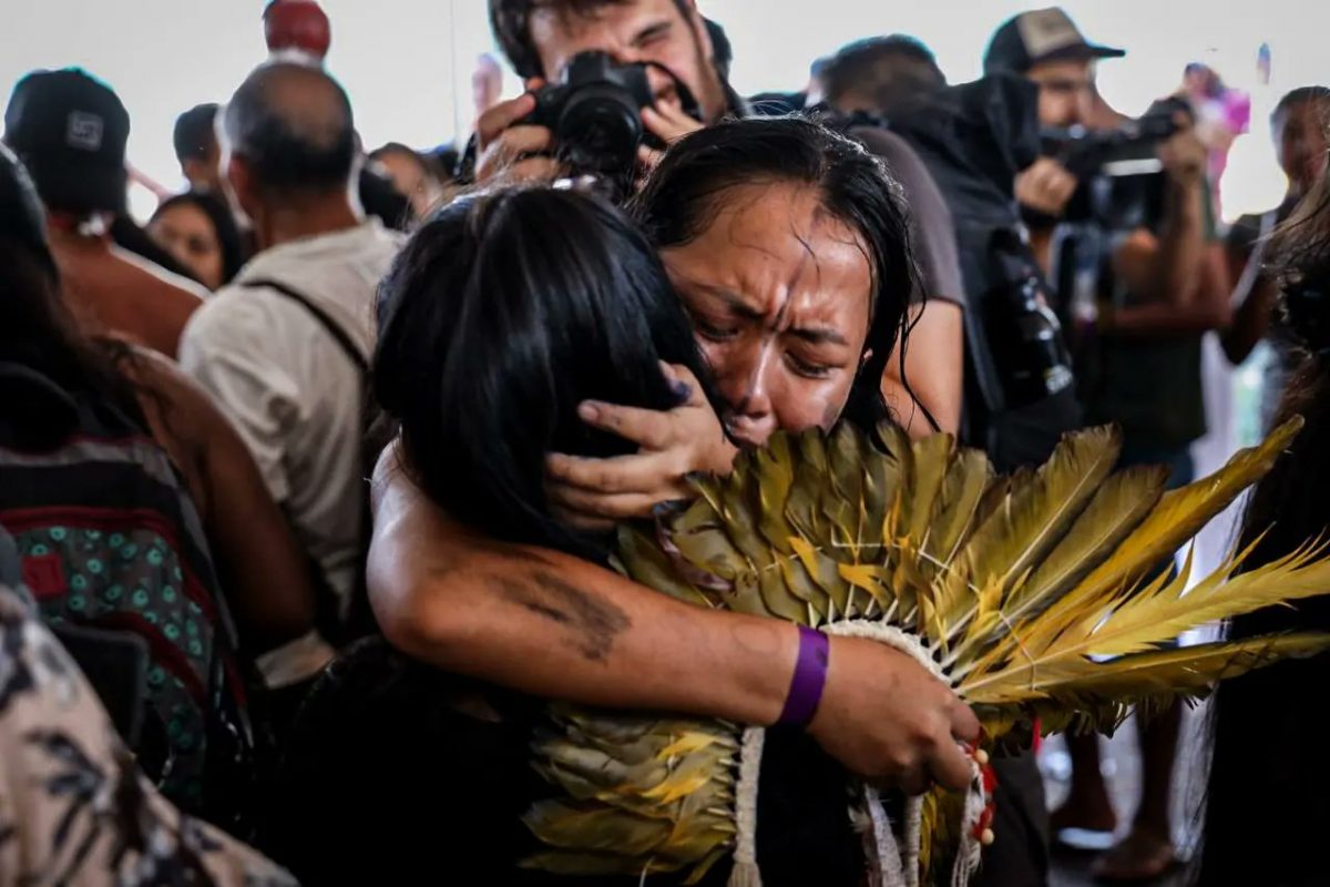 Indígenas festejam emocionadas decisão do STF: tese do marco temporal rejeitada (Foto: Tukuma Pataxó/APIB)