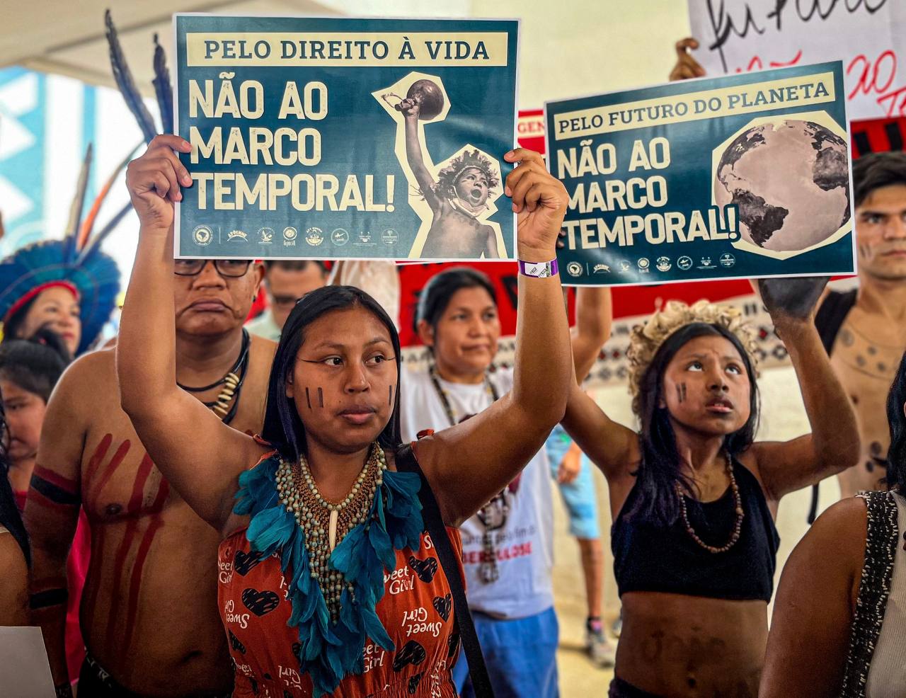 Manifestação de indígenas em Brasília: mobilização antes e festa após rejeição do marco temporal no Supremo (Foto: Pepyaka Krikati / APIB)
