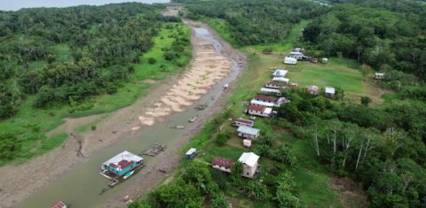 Rio Solimões encurtado pela seca em Alvarâes, município a mais de 500 quilômetros de Manaus: calhas de vários rios da Bacia Amazônica estão com níveis abaixo da média para o período (Foto: Defesa Civil/AM)