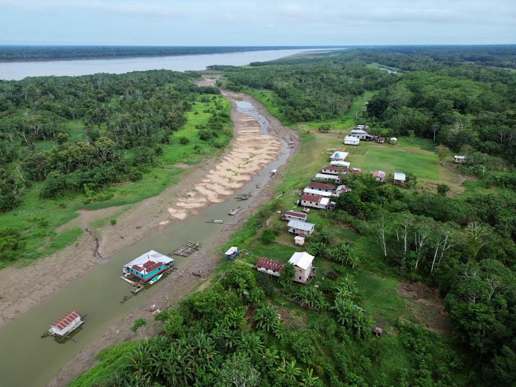 Rio Solimões encurtado pela seca em Alvarâes, município a mais de 500 quilômetros de Manaus: calhas de vários rios da Bacia Amazônica estão com níveis abaixo da média para o período (Foto: Defesa Civil/AM)