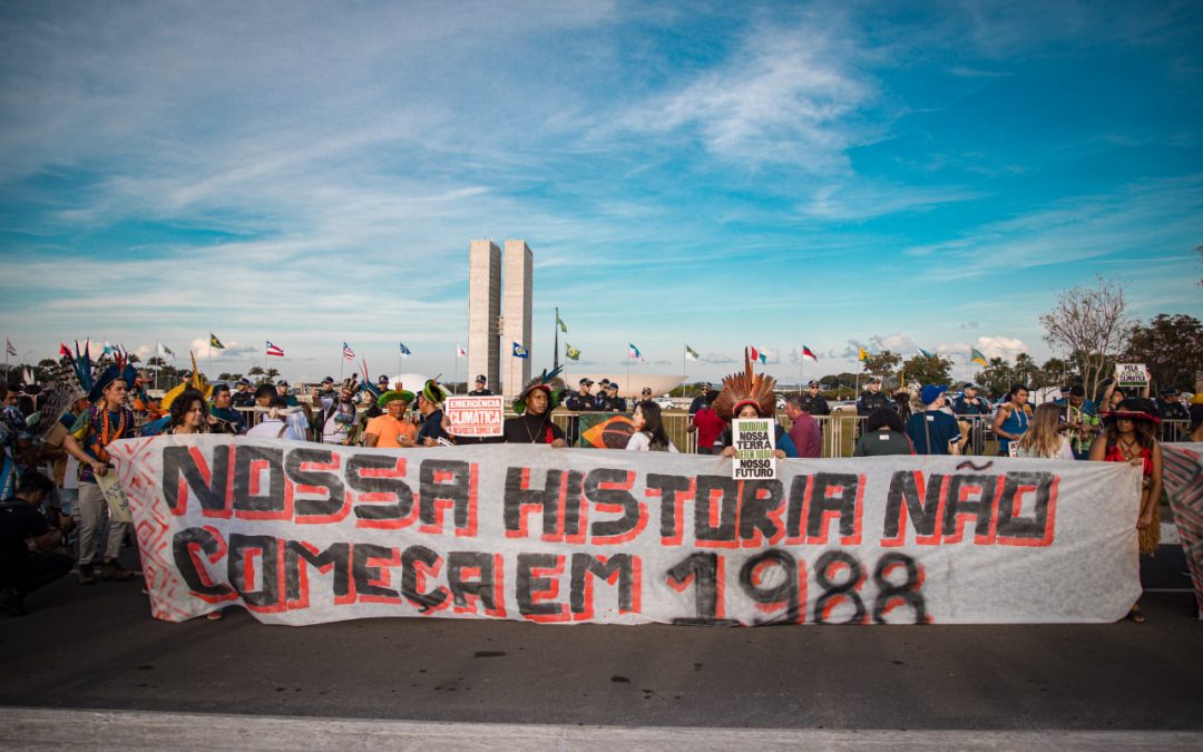 Protesto de indígenas em frente ao Congresso: Senado afronta STF e aprova genocídio indígena com marco temporal piorado (Foto: André Guajajara /Gabinete Célia Xakriabá - 30/05/2023)