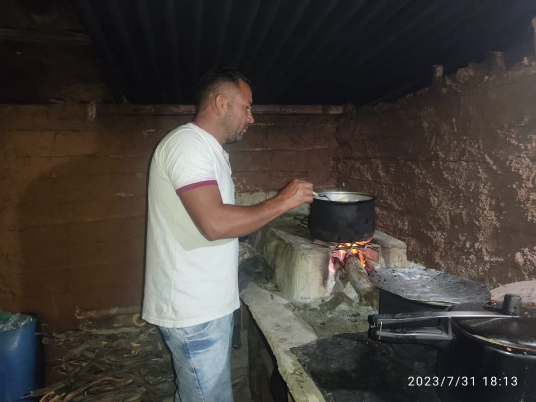 Cleber diz que gosta de ser ousado e não poupa especiarias no preparo dos tradicionais pratos da culinária Tuxá (Foto: Arquivo pessoal)