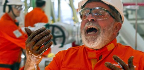 O presidente Lula grita de alegria mostrando as mãos sujas com a primeira extração de petróleo do Pré-sal, em Angra dos Reis. Foto Antonio Scorza/AFP/ Outubro/2010