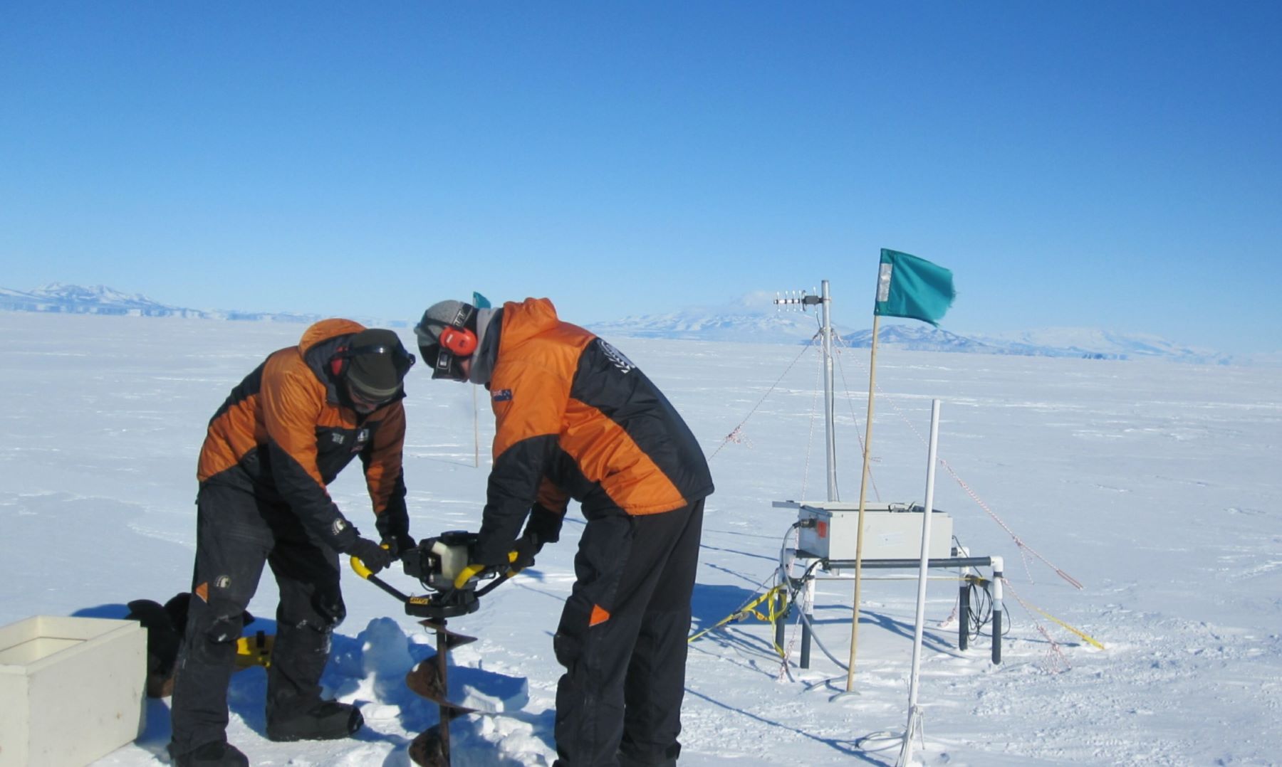 Pesquisadores em base neozelandesa na Antártica instala equipamentos de monitoramento do gelo marinho: dificuldades pela mudança na espessura do gelo (Foto: Inga Smith / University of Otago)