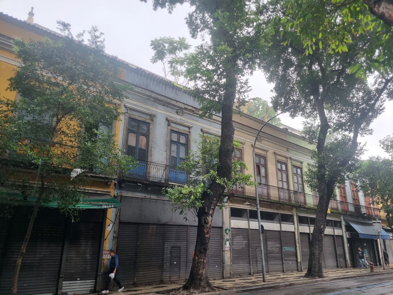 Fieira de lojas fechadas na tradicional Rua da Carioca: ceticismo e esperança com novo projeto municipal (Foto: Oscar Valporto)